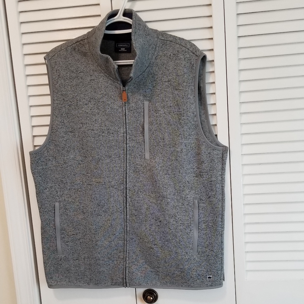 Men's gray knit, zippered vest with 3 zipper pockets, fleece lined. Medium.